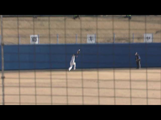 【春季キャンプ】ライオンズ・山川穂高の大きな打球をルーキー・蛭間拓哉がナイスキャッチ!!  2023年2月8日 埼玉西武ライオンズ