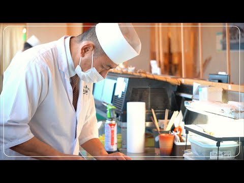 ¡El mar está justo frente a ti! ¡Una mirada cercana a "Umi no Aya", donde podrás quedar encantado con las habilidades de los chefs de sushi en un puesto de sushi con una vista espectacular! Un restaurante de sushi con vista al mar.