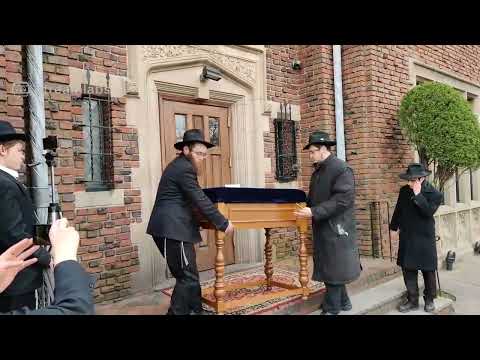 חלוקת דולרים להוספה בצדקה • כ"ו אדר תש"פ