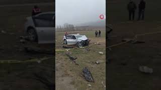 #Yozgat'ta iki otomobilin kafa kafaya çarpıştığı kazada 1 kişi öldü, 5