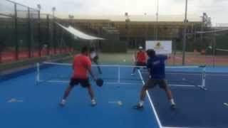 Timothy Nelson jugando al Pickleball en su gira por España