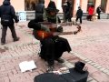 Уличный музыкант играет а двойной акустической гитаре!/Double acoustic guitar 