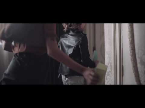 Y Si Fuera Ella - interpretado por 17 artistas : Save the Children