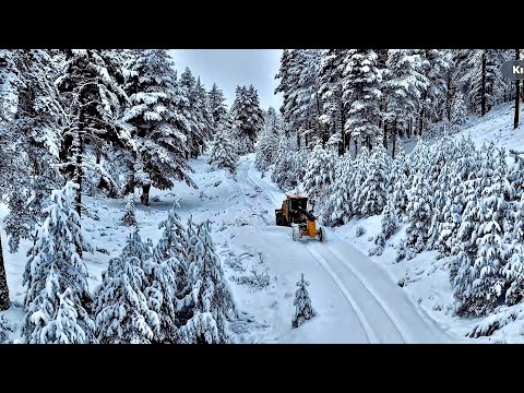 Wie der Deere 670 Grader bei -10 Grad Schnee auf einer Bergstraße räumte #grader