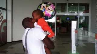 preview picture of video 'Bebe Hercules Angolano- Com o seu Protector(guarda costa) no Belas Shopping!!!-1'