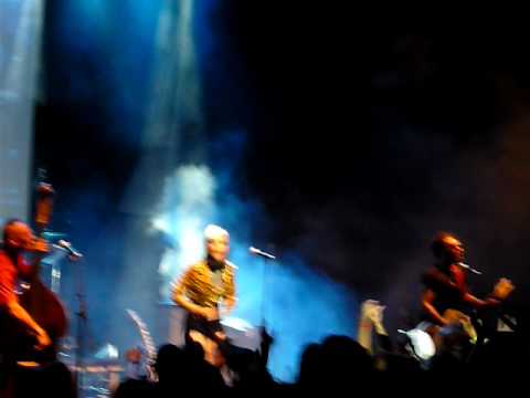 Vinila von Bismark & The Lucky dados - These boots are made for walking