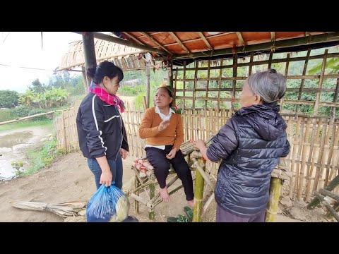 Dinh's mother and the old woman argued loudly all day on the way to work.