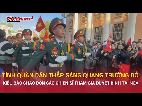 Kiều bào Nga nồng nhiệt chào đón các quân nhân Việt Nam hợp luyện duyệt binh trên Quảng trường Đỏ
