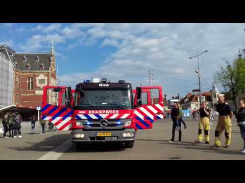 Brandweer Nico geeft klein showtje op Amsterdam CS