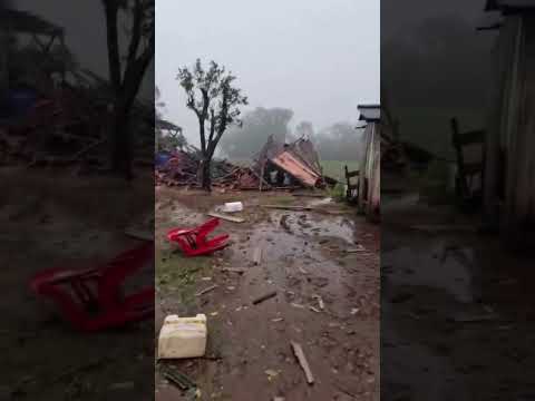 Vendaval deixa rastro de destruição no interior de Três Passos #youtubeshorts #tornado #yt