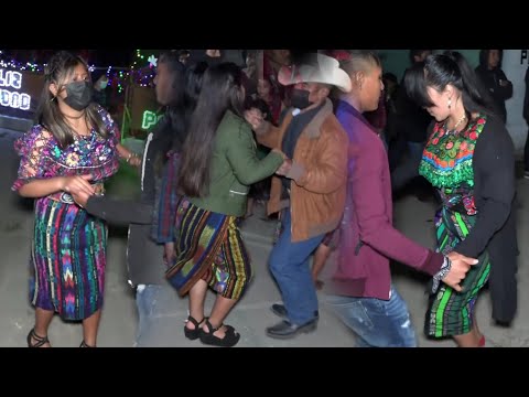 Eso tilin al baile tilin así se goza las chicas de pachojop cubulco y familia musical mix el tilin