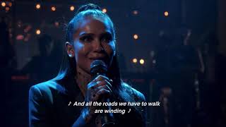 Kadr z teledysku Wonderwall tekst piosenki Lesley-Ann Brandt