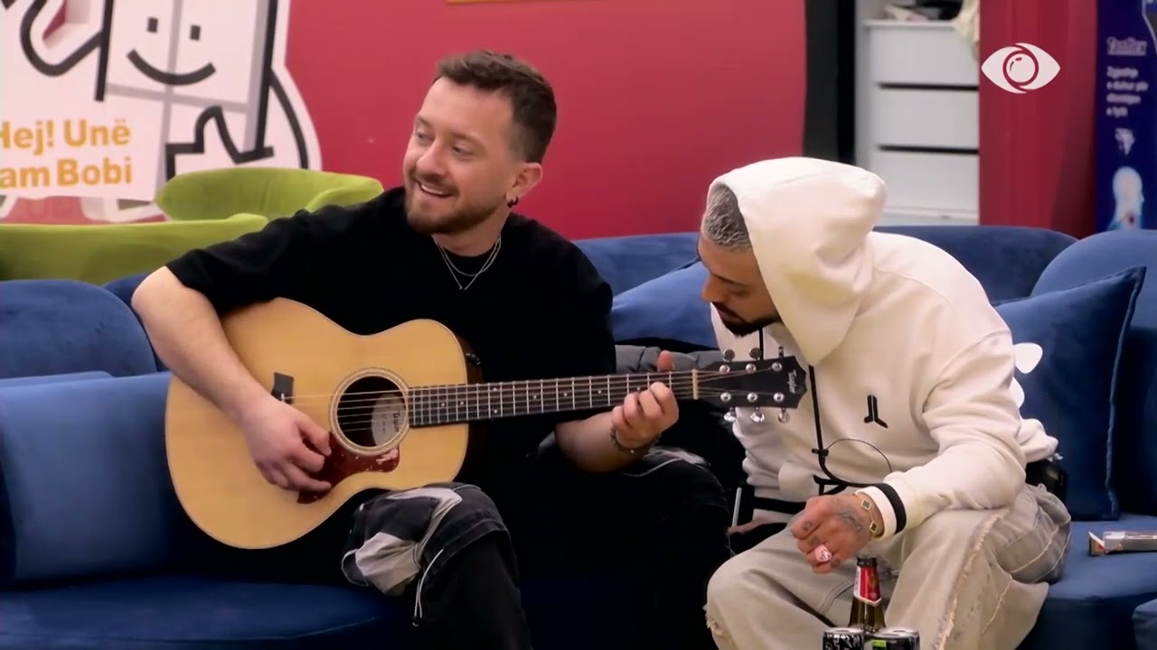 Vijojnë momentet pozitive në shtëpi/ Tiri i bie kitarës dhe këndon