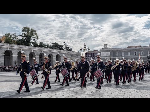 Vídeo: Muiñeira <cite>Mimi Monchiña</cite> interpretada pola Unidade de Música de la Guardia Real. Aranoxs para banda de R. Carracedo