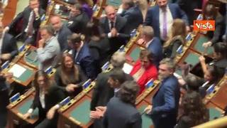 Valentina Barzotti (M5s) alla Camera con la figlia neonata in braccio per voto su legge...