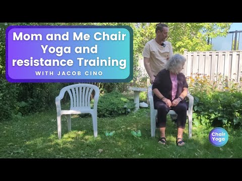 Mutter-Kind-Stuhlyoga und Krafttraining mit Jacob Cino und seiner Mutter. Übungen mit der Wasserf...