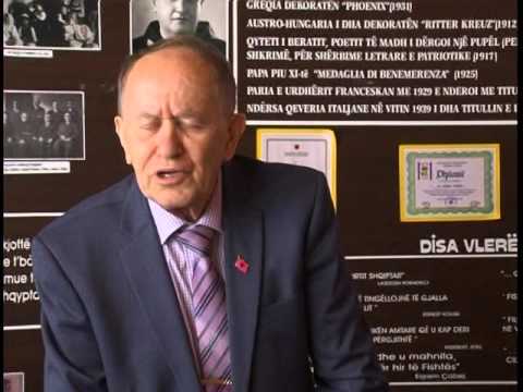 Gjuhetari Sadulla Zendeli i dhuron libra bibliotekes se Lezhes