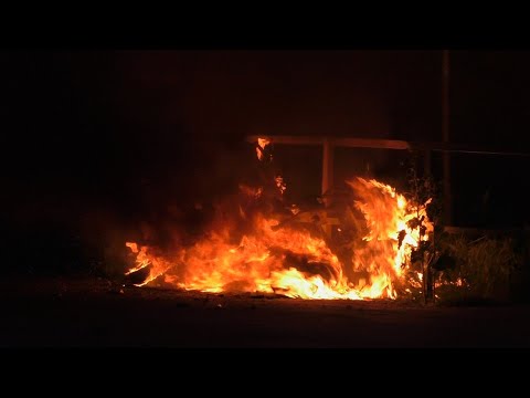 Scooter brand volledig uit aan de Vondelweg in Haarlem Brandweer Velsen Zuid met spoed onderweg