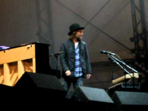 Big Chill 2010 - Thom Yorke walks on stage