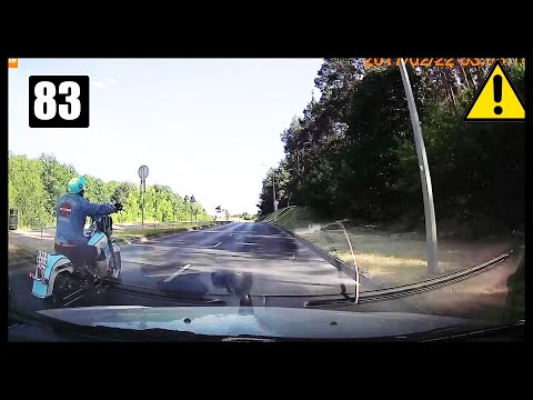 Motocyklista wyprzedza lewą stroną wysepki