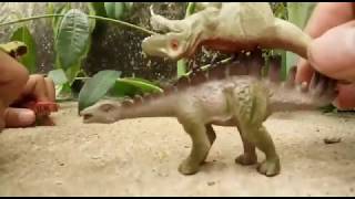 DINOSSAUROS AJUDANDO OS AMIGOS A LEVAR O TIGRE E O T. REX PRO MDICO.