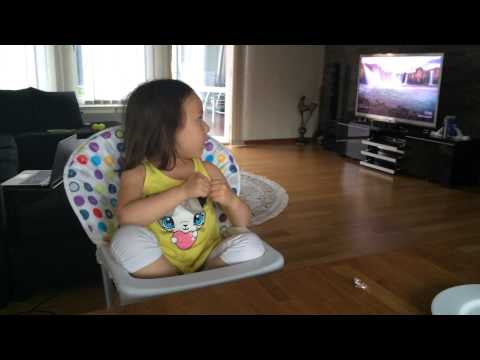 Alice sjunger Hjulen på bussen