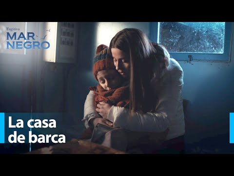 Nefes y Yigit se quedan en la barca - Mar Negro Capítulo 129 | Fugitiva