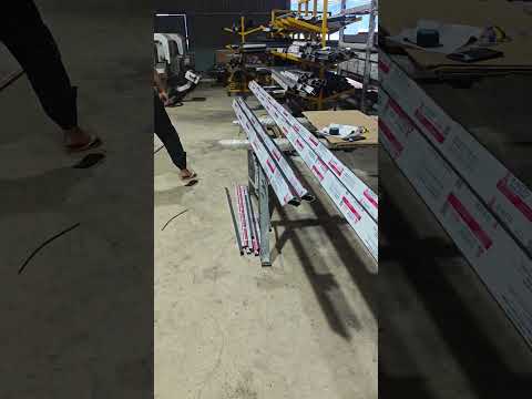 Đi thăm anh em thợ sản xuất dưới xưởng