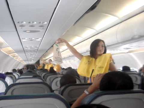 Dancing Flight Attendants Wow Passengers!