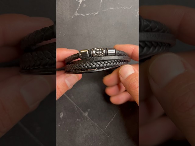 Vídeo relacionado con COOLSTEELANDBEYOND Azul Doble Hilera, Pulsera Cuero Trenzado de Hombre, Color Plata Oro Encantos de Acero, Cierre Magnético
