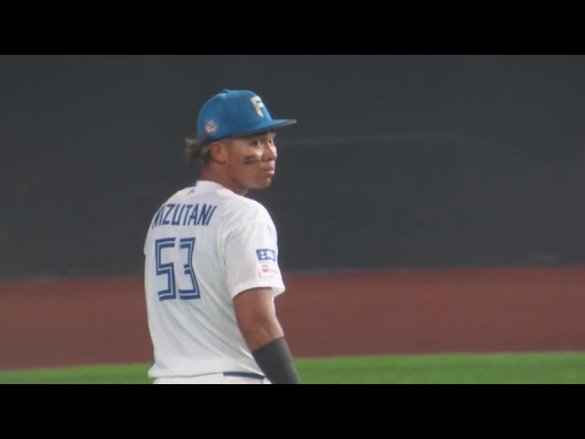 【7回表】素早く前進!! ファイターズ・水谷瞬がスライディングキャッチを見せた!!   2024年6月23日 北海道日本ハムファイターズ 対 東北楽天ゴールデンイーグルス