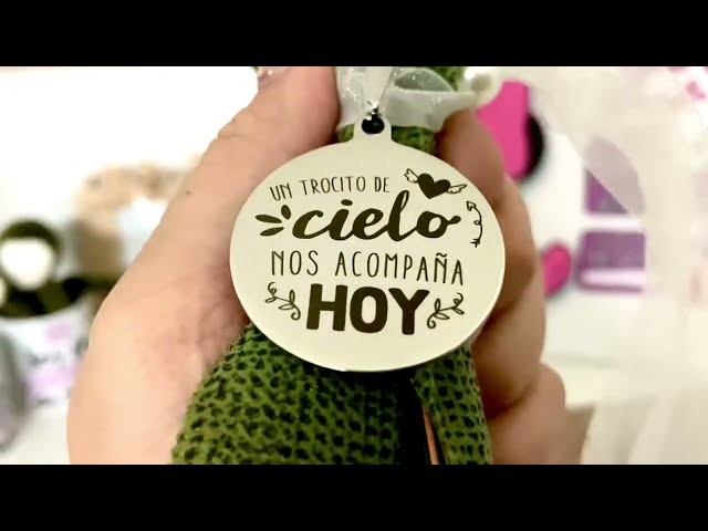 Vídeo relacionado con Medalla ramo de novia | Chapa redonda personalizada (Un trocito de cielo nos acompaña hoy) | Acero inoxidable en plata | Cinta de satén color granate | Regalo de boda para novia