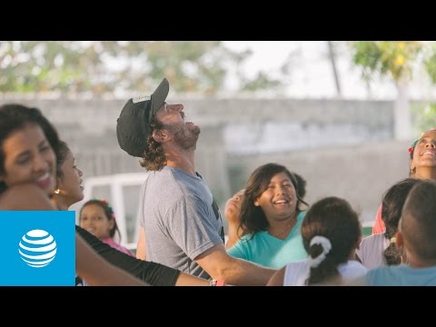 At T Presents Toms Virtual Giving Experience At Events Across The Country This Fall At T