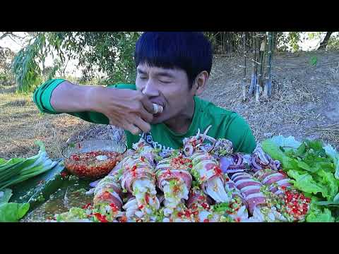 Serve squid with fresh vegetables, it tastes very delicious