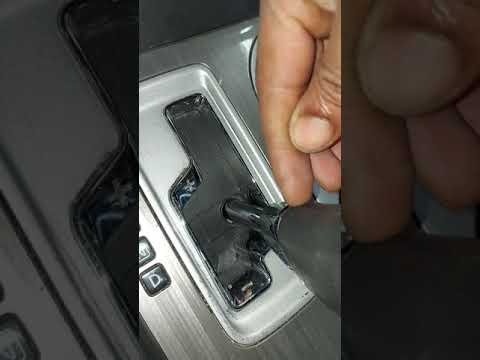 remove knob  in a 2016 nissa  murano . remover la Palanca  de cambio 2016 nissan murano