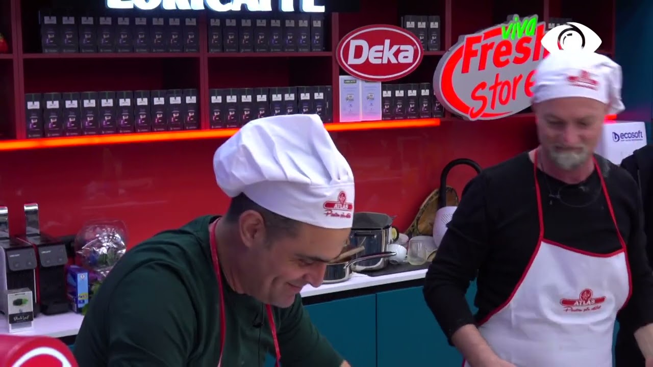 Me dedikim por edhe zbavitje, djemtë këndojnë iso teksa gatuajnë byrekun