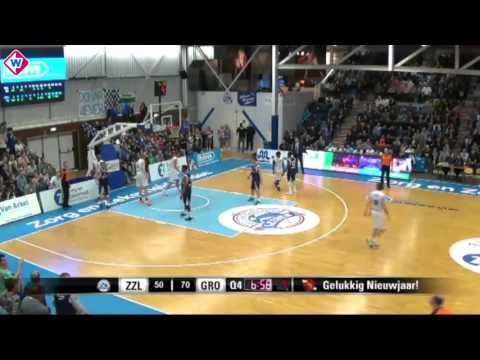 Basketballer Worthy de Jong steekt middelvinger op tijdens ZZ Leiden - Donar