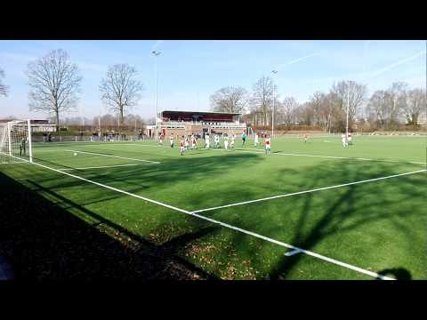 Nico scoort uit vrije trap tegen RKVV Roosendaal