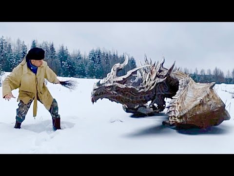 Русский супер герой Семён Фролов дрессирует Дракона(вместо собак в деревне драконы и динозавры)