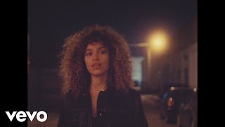 Musik-Video-Miniaturansicht zu Lights On Songtext von Izzy Bizu