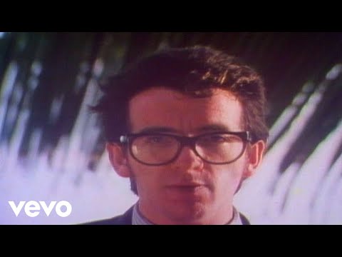 Video Oliver's Army de Elvis Costello