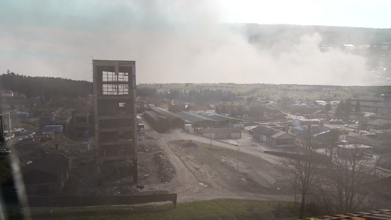 Zsugorító épületének robbantása