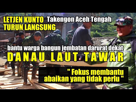 Lt. Gen. Kunto personally assisted in building an emergency bridge at Lake Laut Tawar in Takengon.