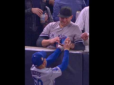 Why do Yankees fans do this?🤯 #mlb #baseball #yankees #dodgers #mookiebetts