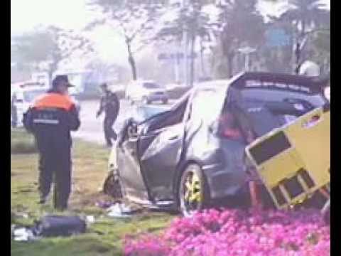 2013.2.11 Acidente de carro fatal em Kaohsiung-1