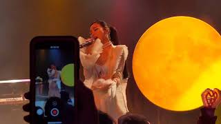 Download lagu Tiffany Young - Magnetic Moon Tour 2019 - Vancouver [20191027] mp3