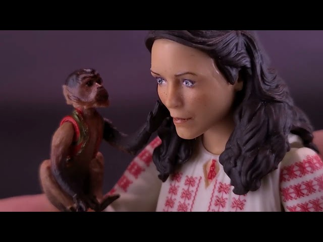 Vídeo relacionado con Hasbro - Indiana Jones en Busca del Arca perdida - Juguete de Marion Ravenwood de la línea Adventure Series - Figuras de acción Indiana Jones de 15 cm