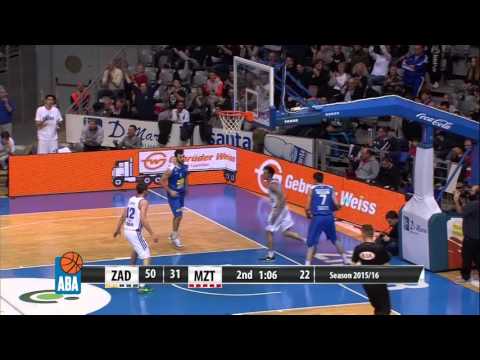 Lovre Bašić dunks on fast break and makes fans in Višnjik go wild!