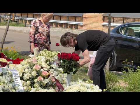 Семья на могиле актрисы Анастасии Заворотнюк 🙏 2 июня 2024г. Троекуровское кладбище…