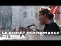 La street performance di Mika